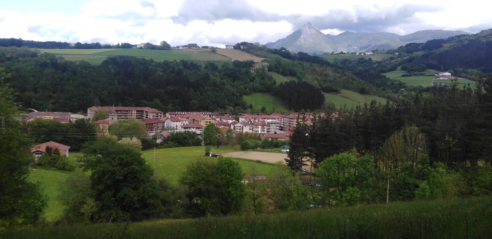 Lazkao (Gipuzkoa) con el Txindoki al fondo, lugar donde se crea la app EuskaraGo para aprender euskera
